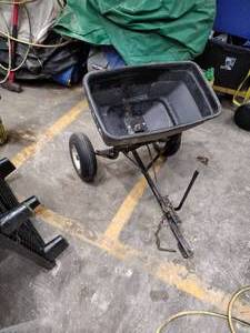 lot 452 image: Towable fertilizer spreader