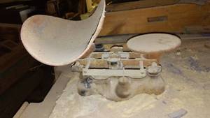 lot 557 image: Vintage Scale DETECO.