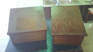 lot 530 image: Wood Tabletop Podiums (2)