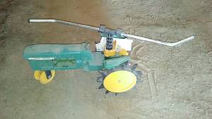 lot 622 image: Vintage 4010 Diesel John Deere Traveling Lawn Sprinkler Tractor Die-Cast Iron.