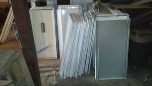 lot 600 image: Huge Lot Of Fluorescent Ceiling Light Fixtures.