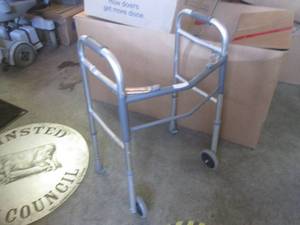 lot 4 image: (EW7) Guardian Folding Adjustable Walker