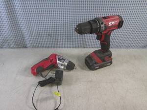 lot 26 image: (EC1) Skil Cordless Drill with Battery (Battery Has Charge) and Hyper Tough Cordless Screwdriver