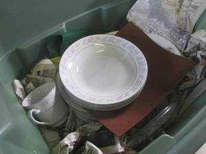 lot 28 image: (A-3) Dynasty Fine China Made In China in Tote with Lid