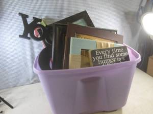 lot 32 image: (G-1) Tote Full of Assorted Wall Decor