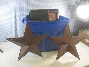 lot 33 image: (F-2) Tote Full of Assorted Wall Decor