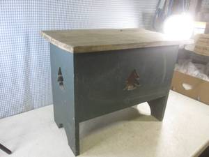 lot 40 image: (EW6) Wood Bench with Hinged TopSeat 24 x 14 34 x 18 34 H