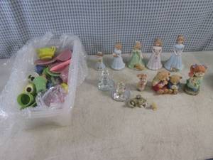 lot 47 image: (BS) Misc Small Decor Figures...
