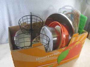 lot 51 image: (CSB) Box Full of Asorted Kitchen - Trays, Large Bowls and Plates Etc