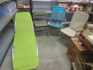 lot 63 image: (BR3) 3 Folding Chairs and Folding Lounge Chair