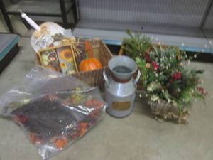 lot 65 image: (A-4) Assorted Christmas  Holiday Decor