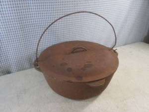 lot 90 image: (CSB) Vintage Cast Iron #12 Dutch Oven with Lid