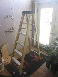 lot 215 image: (BR1) Werner 6 Ft Fiberglass Ladder - Has Issues - See Photos