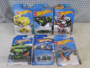lot 265 image: (EC1) Hot Wheels in Packaging...