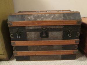Vintage storage trunk in good shape...
