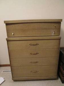 Vintage dresser 4 drawers. It is mi...
