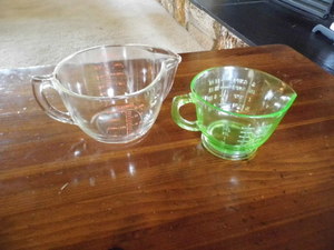 2 glass measuring cups (green one-2...