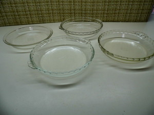 4 glass pie plates 2 are Pyrex...