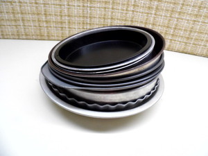 variety of metal baking pans includ...