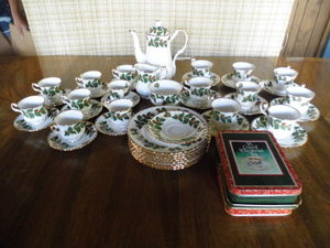 Rosina Yuletide 16-cup tea set wte...