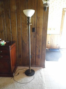 62.5 floor lamp wglass top...