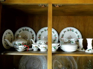 Christmas dishware quantity unknown...