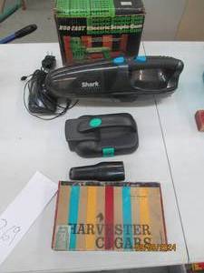 Shark Handheld vacuum, electric sta...