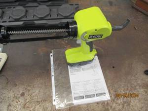 Near new Ryobi 18v caulking gun