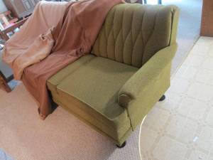 Vintage couch with 2 blankets that ...