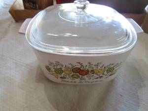 vintage Pyrex casserole dish wcove...