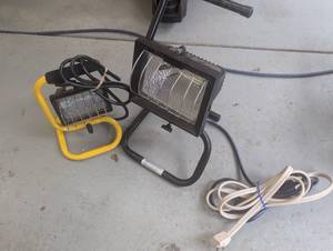 Pair of freestanding adjustable til...