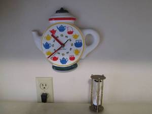 Quartz tea time clock and small hou...