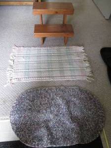 Wooden step stool and 2 rugs...