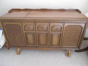 Appr. 4 feet by 1 foot RCA record player am fm console wor...