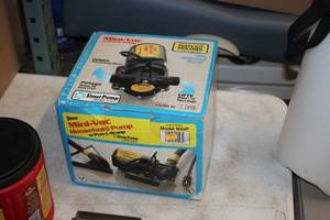 lot 61 image: Simer Mini-Vac Household Pump M40P (in original box)