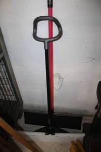 lot 103 image: Lot of (2) Snow Shovels