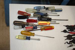 lot 140 image: Lot of (17) Assorted Screwdrivers and Nut Drivers