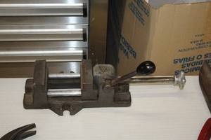 lot 148 image: Bench Vise 3-grip