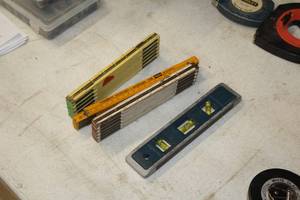 lot 174 image: CarpenterMachinist Hand Tools - (3) Folding Measuring Sticks, (1) 9 Level