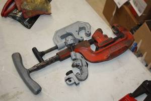 lot 240 image: Lot of (4) Assorted Pipe Cutters