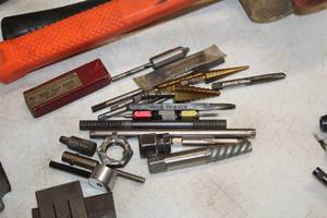 lot 252 image: Assorted Extractor Bits, Goodell-Pratt Screw Pitch Gauge