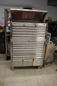 lot 51 image: Steeltek Locking Rolling Tool Box 16-drawer with Key