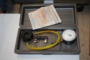 lot 315 image: Carbeuretor Vacuum Gauge with Case