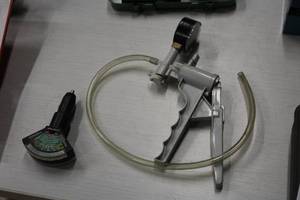 lot 318 image: Mercury Vacuum Tester, 3-in-1 Battery Analyzer MW328
