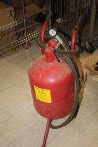 lot 3 image: Central Pneumatic 40-lbs Portable Pressurized Sandblaster 34202