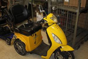 lot 7 image: E-Wheels 3-wheel Electric Scooter with Charger