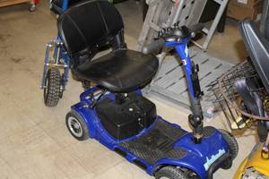 lot 8 image: E-Wheels 4-wheel Electric Scooter