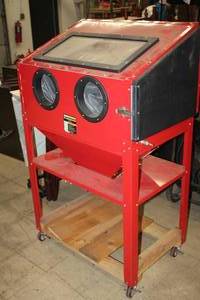 lot 13 image: Central Pneumatic 40-lbs Rolling Floor Blast Cabinet