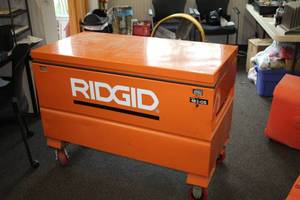 lot 20 image: Ridgid Rolling Job Site Locking Tool Box 24x48x36 with Keys