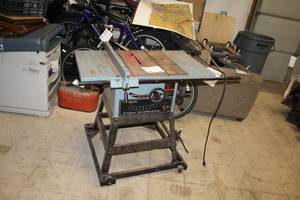 lot 18 image: Delta 10 Table Saw